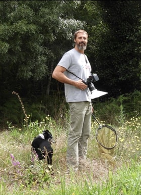 Curro Molina OF EBD-CSIC Photographing Floral Traits in the Field