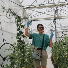 Dra. Ángela S. Prudencio measuring with fluorimeter