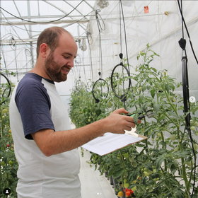 PhD Student Juan José Guerrero measuring with DUALEX